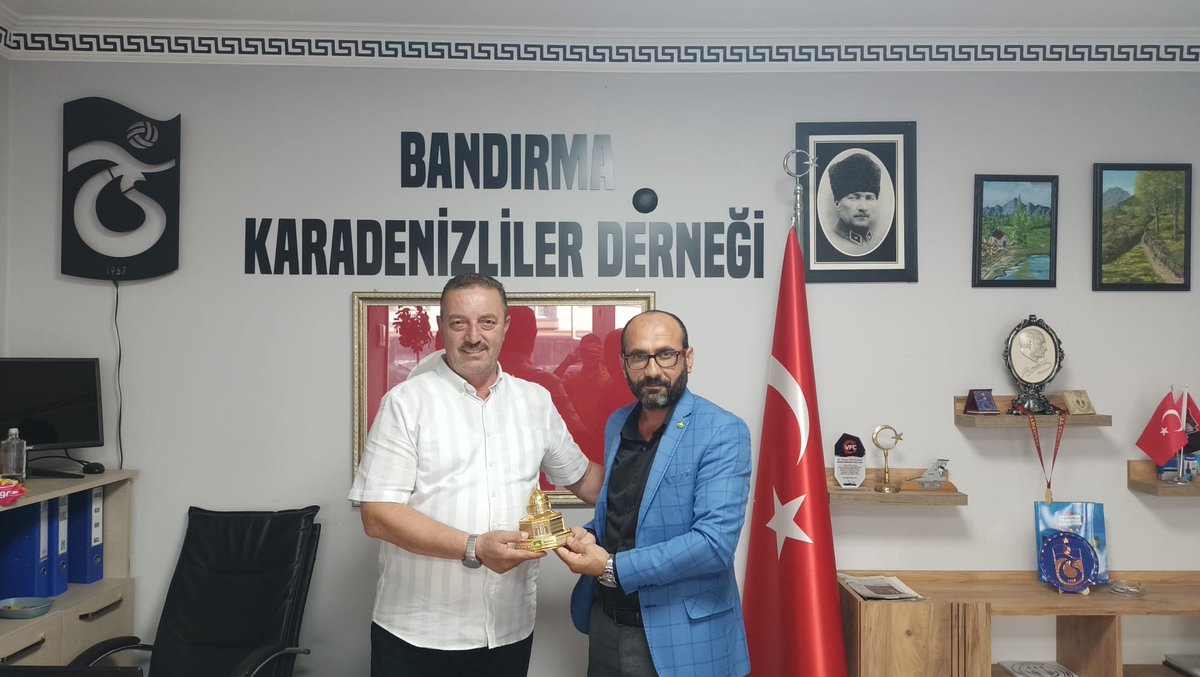 HudaParBalikesr's tweet photo. İl Başkanımız @Yakup_Aksoy10 Balıkesir Bandırma ilçesinde bulunan Bandırma Karadenizliler derneğini ilçe teşkilatı ile beraber ziyaret etti.

Dernek Başkanı Ömer Özyılmaz'ın göstermiş olduğu ilgi ve alakadan dolayı kendilerine teşekkür ediyoruz. https://t.co/jFIBxyvmGH