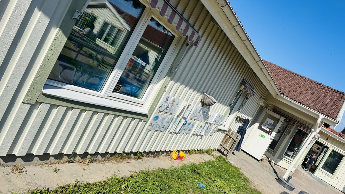 kvist76's tweet photo. Fotoutmaning – Juni 2026  
18. vardag  
#sommarpåminplanet
Förskolan Kolla Skogsdunge. Nu satte Nr5 punkt – och därmed också vi. Efter 21 år med förskolebarn är en epok över. Lite vemod, mest stolthet. https://t.co/5tD5F3VX0S