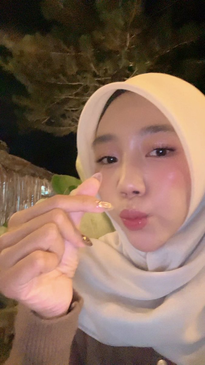 yoourbeee's tweet photo. suka bgt liat makeup klo udh malam gini🥺❤️❤️ https://t.co/V5V1K5xr5b