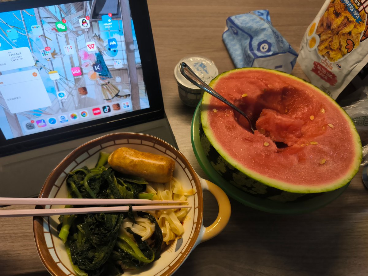 adareysb's tweet photo. 突然想吃宽的挂面，于是顺路在超市买了新的煮了，快煮好的时候想起来可以用冬阴功汤料包——于是拆了到了一星期的快递，可惜新买的品牌的冬阴功味道很不对，不可惜的是面条煮得恰到好处，蔬菜也能煮掉了不浪费，还有味，配上西瓜，空气炸锅整个���肠虽然味道一般，玩个游戏过个剧情，美得不行。 https://t.co/dyfZST7Clm