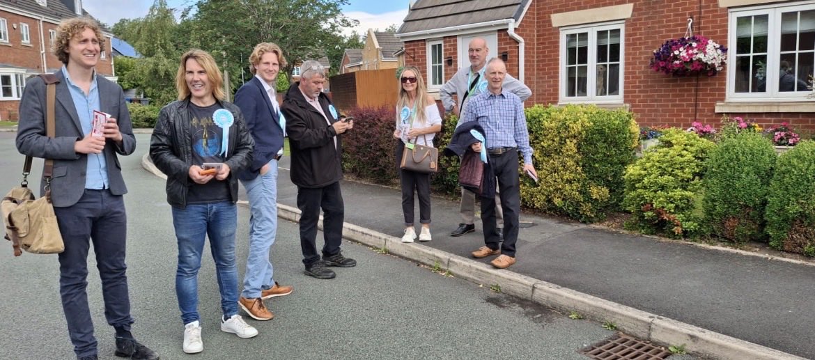 GedlingReform's tweet photo. Gedling Reform County councillors out in force in #Makerfield today .
Some amazing responses 👏🩵🇬🇧

@reformparty_uk 
@RobKenyonReform https://t.co/QAXO4GWGOs
