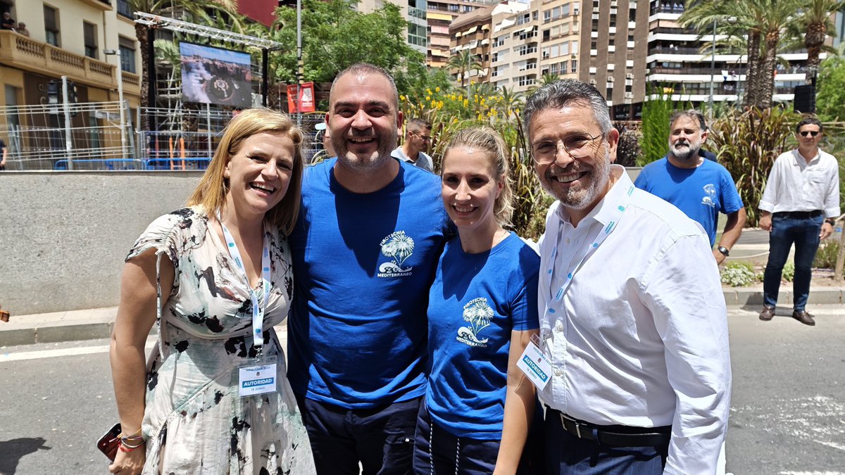 pilarbernabe's tweet photo. 💥 Quina manera d’encetar les Fogueres! Ha tremolat la plaça amb la pirotècnia del Mediterráneo i 75 quilos de pólvora. A gaudir de les Fogueres, alacantines i alacantins! https://t.co/5gCTdY84lB