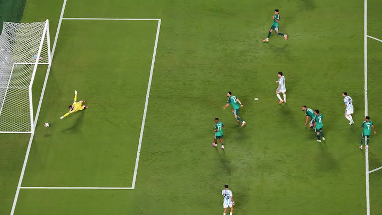 FootballFeedHub's tweet photo. ARGENTINA 3 - 0 ALGERIA 🇦🇷🇩🇿

Messi hat-trick! 🐐 ⚽ 17' | 60' | 76'
A dominant World Cup masterclass. 🇦🇷🔥 
#Messi #WorldCup #Albiceleste https://t.co/RvbKeWh0JT
