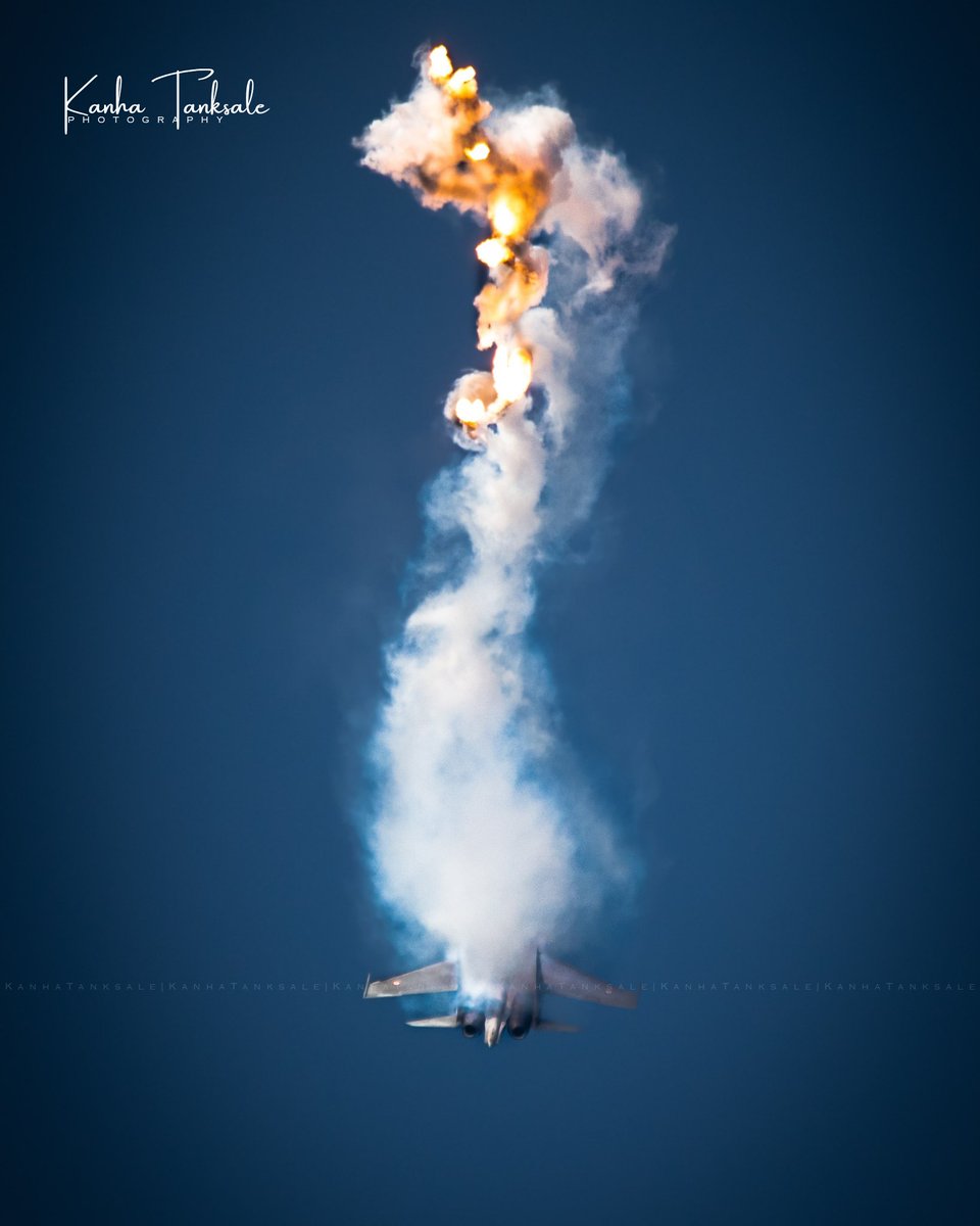 Kilotangophotos's tweet photo. Tail Slide!! 
Su-30MKI flown by Trisonics 1 
Always love Su-30MKI LL Aeros.
@MontyPanging 
@sajaniaf 
@EAC_IAF 
@IAF_MCC 
@alpha_defense 
#Su30mki
#sukhoi
#IndianAirForce
#trisonics https://t.co/3RyujQoTRq