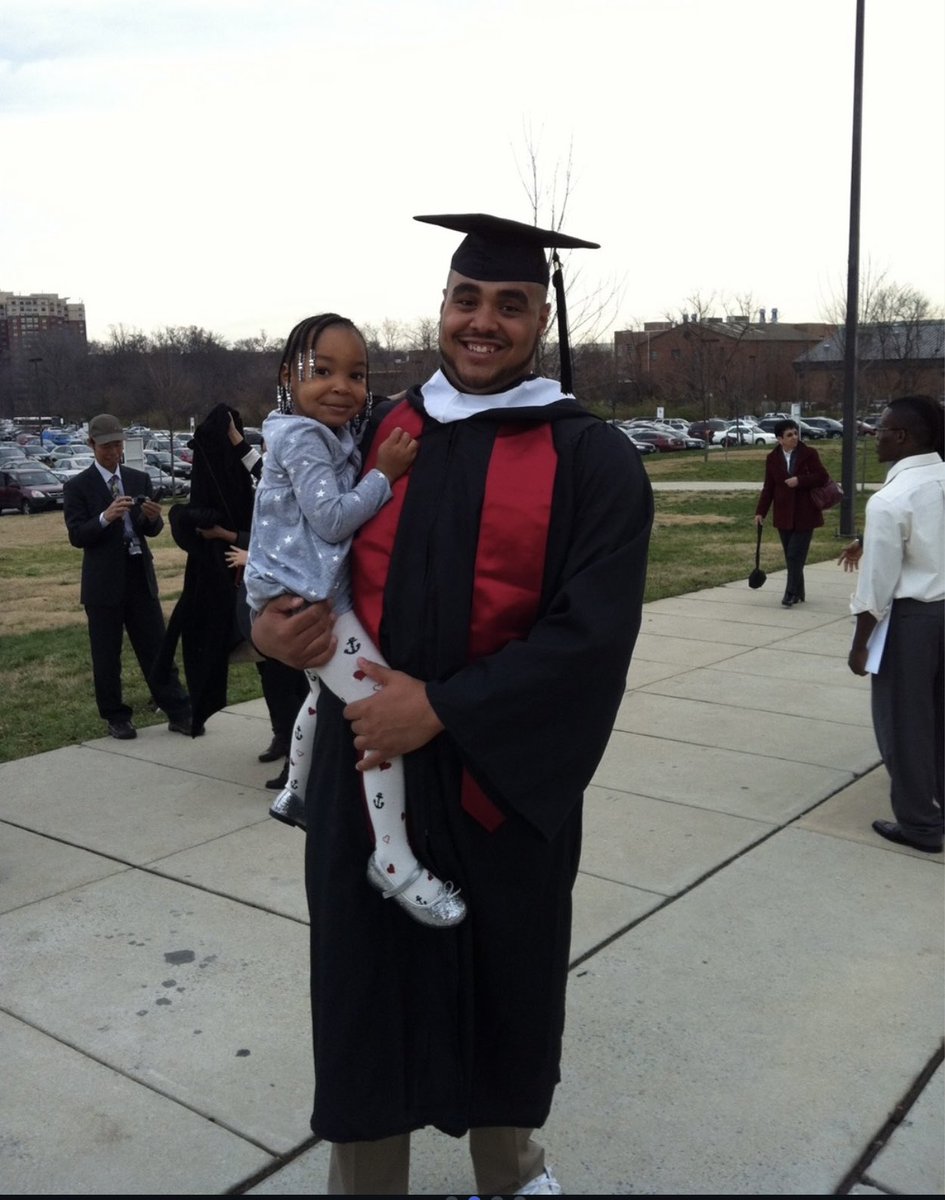 metrofive5's tweet photo. Uncle took his niece to his graduation, and years later he attended hers🥹❤️ https://t.co/N72HL0bRXY
