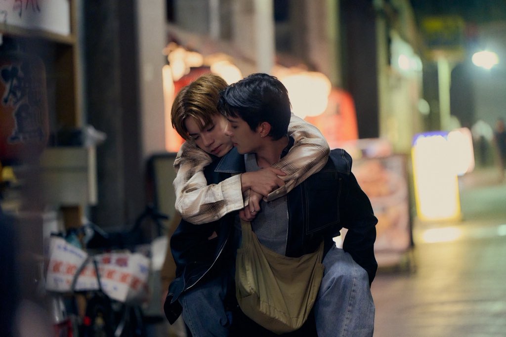 Saladjanu's tweet photo. ขายซีรีย์เรื่องนี้รอบสุดท้าย(ของวันนี้) ไม่แน่ใจว่าในประเทศไทยเคยมีแนวนี้มั้ย ที่แต่งงานกันด้วยความรักแต่อยู่กันมานานจนถึงจุดที่เรียกกันว่า “จุดอิ่มตัว” ปกติพล็อตแบบนี้จะมีในนิยายกับแฟนฟิคชั่น ไม่เคยเห็นถูกหยิบมาทำเป็นซีรีย์ ทั้งมูดแอนโทนของซีรีย์ค่อนข้างก็ดราม่าเลย ไม่แน่ใจว่าซีรีย์จริงจะเป็นโทนไหน แต่คงประมาณนี้แหละ พูดแบบไม่ไบแอส ซีรีย์เรื่องนี้คือจิตนาการในหัวตอนอ่านแฟนฟิคชั่นหรือนิยายแนวนี้เลย มันต้องมาคู่กับโทนเศร้าๆ แต่งงานกันเพราะความรักจริงๆ แล้วก็อยู่ในจุดที่ต้องเลือกว่าจะไปต่อหรือพอแค่นี้ ใครที่ชอบนิยายหรือแฟนฟิคชั่นแนวๆนี้((เพราะคนไทยชอบอ่านแนวนี้มาก)) ก็อยากจะฝากเรื่องนี้ไว้ในใจของทุกคนเลย อีกเรื่องหนึ่งคือใครที่ชอบฟิลบรรยากาศประเทศญี่ปุ่น ซีรีย์เรื่องนี้พระเอกไปตามง้อนายเอกถึงญี่ปุ่นนะคะ รับรองว่าจะเห็นวิวประเทศญี่ปุ่นเหมือนซีรีย์กำลังพาเราไปเที่ยวญี่ปุ่นด้วยแน่นอนค่ะ

DMD LINEUP WITH NETJJ 2026

#DMDLINEUP2026
#30DaysOfUsSeries
#เริ่มต้นใหม่ใน30วันseries