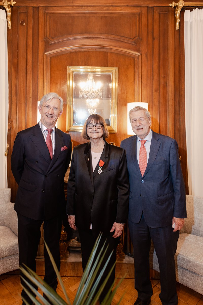 ambafrancecl's tweet photo. En una ceremonia en la residencia de 🇫🇷, el embajador Cyrille Rogeau hizo entrega de la Legión de Honor 🎖️ a @RosaDeves, una de las figuras intelectuales y científicas más destacadas de🇨🇱, y la 1ra mujer en ejercer el cargo de Rectora de la @uchile en los 180 años de su historia. https://t.co/iSz50rL8nf