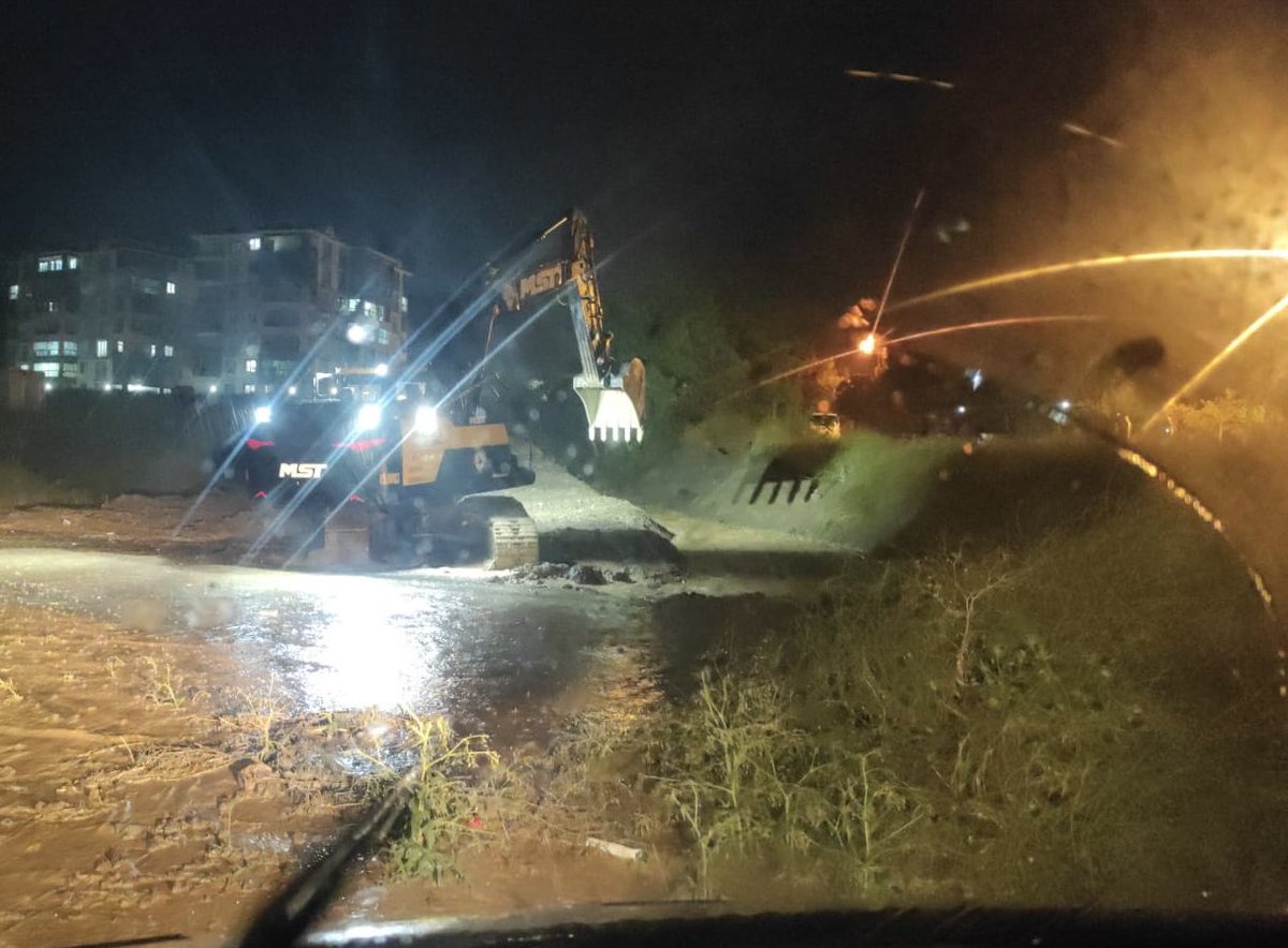 KalecikBelTr's tweet photo. Yoğun yağışın ardından ilçemizin farklı noktalarında oluşan olumsuzluklara müdahale etmek amacıyla ekiplerimiz sahada çalışmalarını aralıksız sürdürmektedir.

Vatandaşlarımızın karşılaştıkları sorunları Çözüm Masamıza iletmeleri halinde gerekli müdahaleler en kısa sürede gerçekleştirilecektir.

Tüm ekiplerimizle ilçemizin her noktasında görev başındayız.❤️