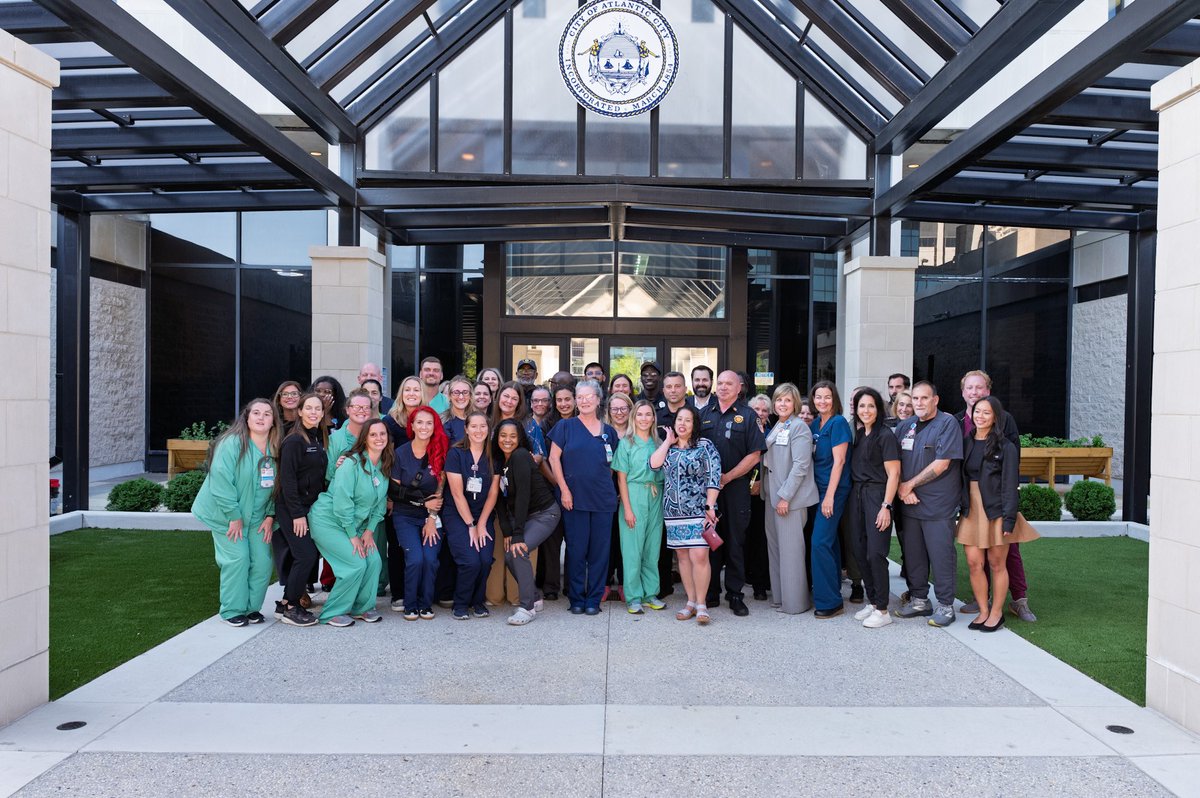 AtlanticCityGov's tweet photo. 🏥 Last night, the @AtlantiCareNJ trauma team was recognized for helping save the life of ACPD Sgt. Ivanov who was wounded in a shooting a few weeks prior. And today the officer received a hero's welcome as he was discharged from the hospital 🇺🇸👮‍♂️👏👏👏

https://t.co/r2AmFssUHS https://t.co/0Vkim2K3As