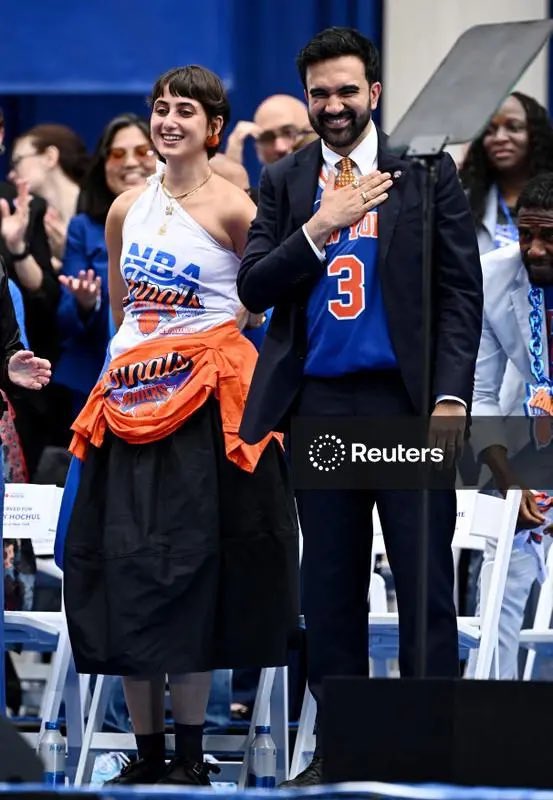 sleep2dream's tweet photo. First lady Rama Duwaji serving carrie bradshaw realness at the #knicksparade https://t.co/wuLteFwKNf
