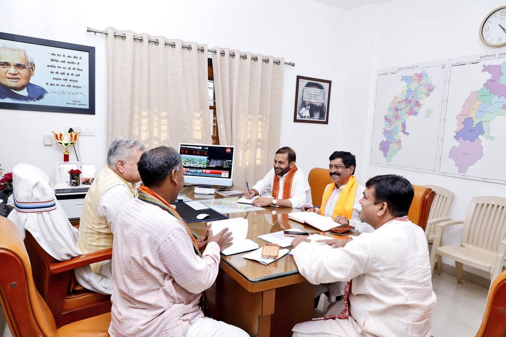 PawanSaiBJP's tweet photo. भाजपा प्रदेश कार्यालय,कुशाभाऊ ठाकरे परिसर, रायपुर में आयोजित प्रदेश महामंत्री की बैठक में शामिल हुआ।

बैठक में आगामी कार्ययोजना एवं उसके क्रियान्वयन हेतु विस्तृत चर्चा की गई ।

@BJP4India 
@narendramodi 
@NitinNabin 
@blsanthosh 
@shivprakashbjp 
@ajayjamwalbjp https://t.co/Y3bu95I9um