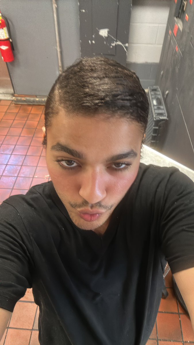 HitsOdg's tweet photo. Here working more than 60 hours per week… but one day at the same time and the same day I’ll have another selfie looking rich and millionaire https://t.co/IOpb8H9PaC
