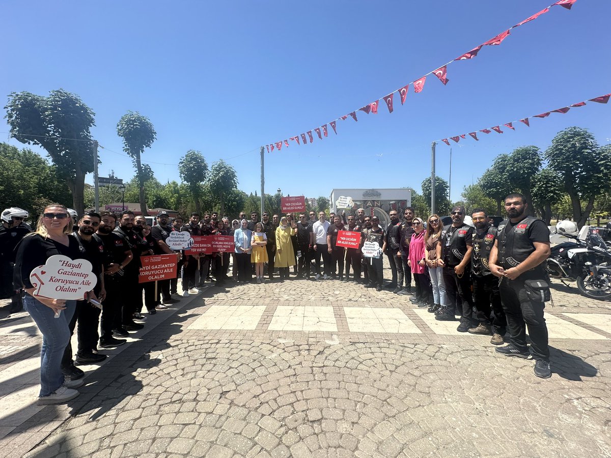 zehraunal27's tweet photo. 📍Demokrasi meydanı 
Sn.Valimizin eşi Neslihan Çeper,Vali Yrd.Bülent ve İlker Beyefendiler,Şahinbey B.B. @mtahmazoglu,İl Emniyet Müdürümüz Celal Bey ile ASP İl Müdürü @umutzeybek’in organizesinde koruyucu ailelerimiz ile  Woswos/motor şehir turu ile farkındalık etkinliği yaptık. https://t.co/PKZsev3bp6