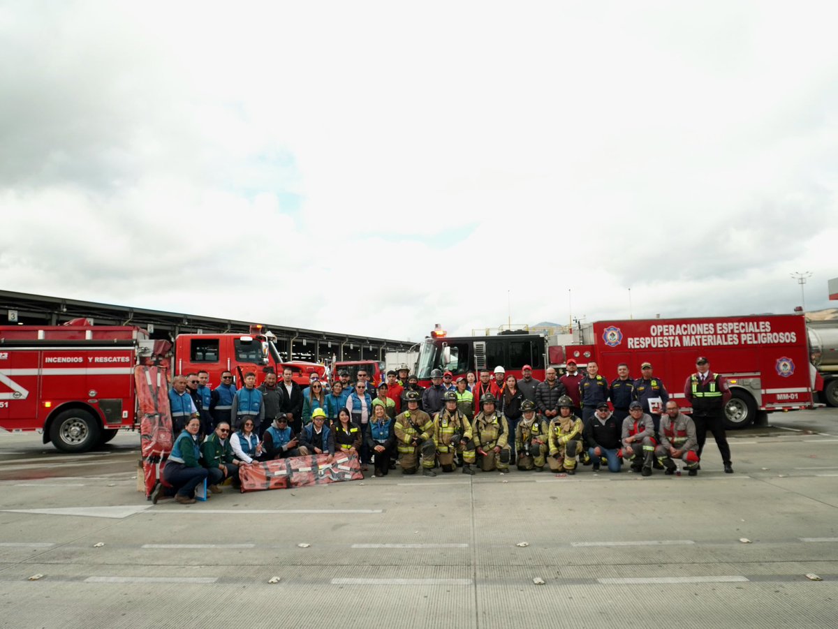 TransMilenio's tweet photo. 🚨 La seguridad se fortalece con preparación.

En el Patio Troncal Laguna participamos en un simulacro de emergencia por derrame de combustible, junto a @Bogotá Móvil y el Cuerpo Oficial de Bomberos de Bogotá.

La actividad permitió evaluar la correcta activación de los protocolos, fortalecer los procedimientos internos y afianzar la coordinación entre los equipos encargados de atender este tipo de situaciones en patios y troncales del Sistema.

Porque detrás de una respuesta efectiva hay entrenamiento, articulación y un compromiso permanente con la seguridad. 🚒🤝