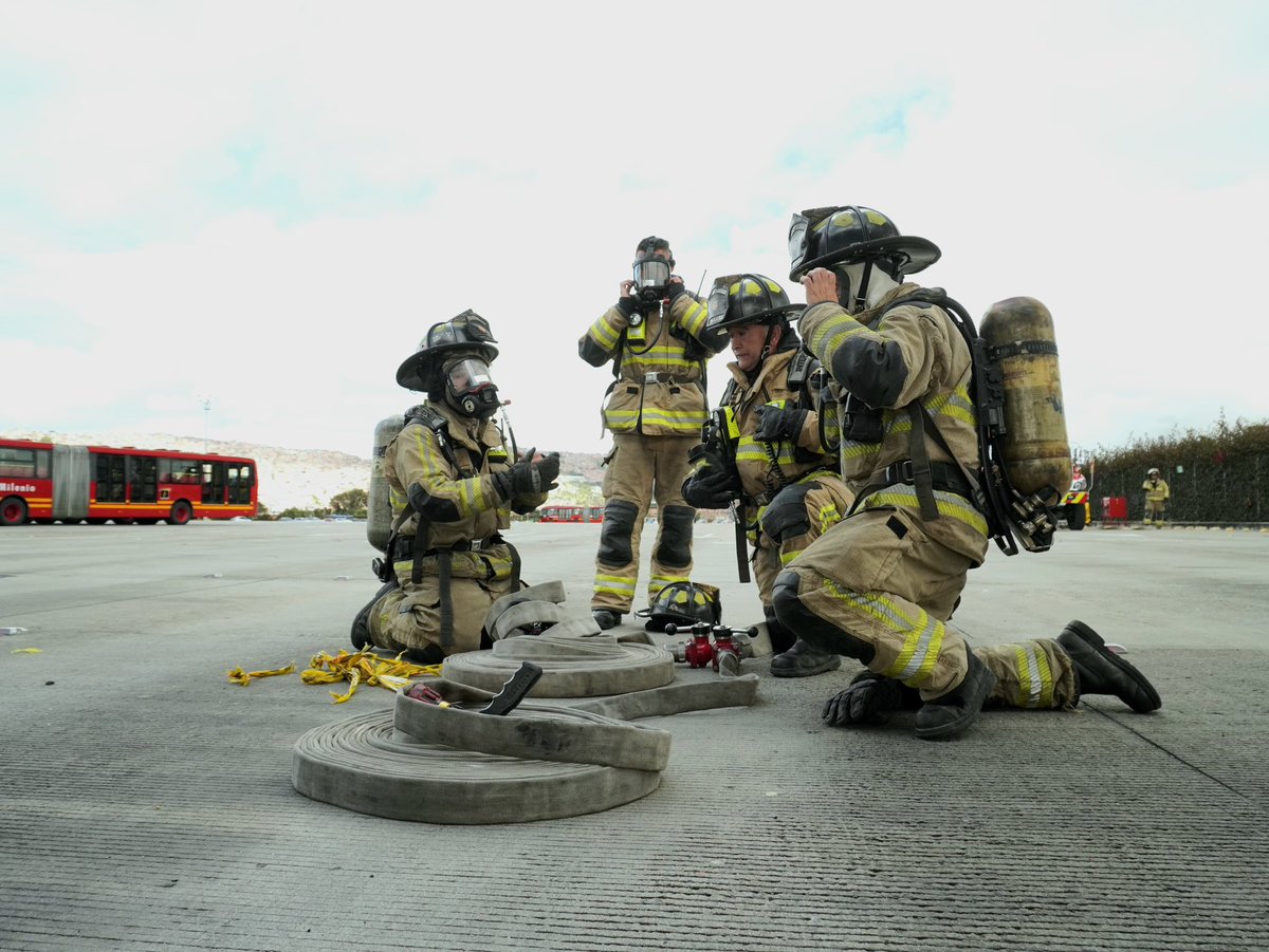 TransMilenio's tweet photo. 🚨 La seguridad se fortalece con preparación.

En el Patio Troncal Laguna participamos en un simulacro de emergencia por derrame de combustible, junto a @Bogotá Móvil y el Cuerpo Oficial de Bomberos de Bogotá.

La actividad permitió evaluar la correcta activación de los protocolos, fortalecer los procedimientos internos y afianzar la coordinación entre los equipos encargados de atender este tipo de situaciones en patios y troncales del Sistema.

Porque detrás de una respuesta efectiva hay entrenamiento, articulación y un compromiso permanente con la seguridad. 🚒🤝