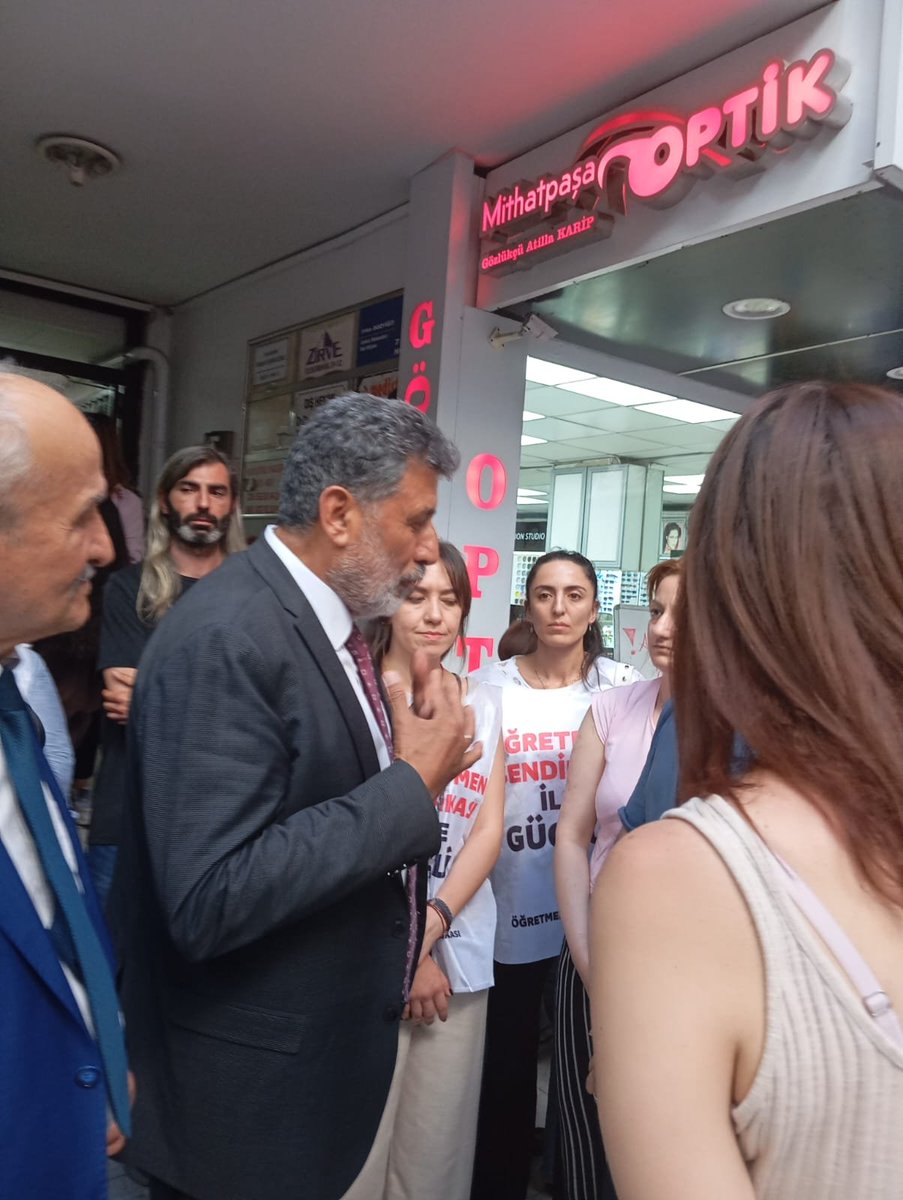 milliyolgm's tweet photo. "Gençlerimizin umudu, ülkemizin geleceği olan öğretmenlerimiz yalnız değildir. Hayalleri ertelenmiş her bir kardeşimin çığlığı, bizim mücadelemizdir. Söz veriyoruz; bu mağduriyeti bitirmek ve öğretmenlerimizi hak ettikleri değerle buluşturmak boynumuzun borcudur. https://t.co/bBxV83II7E