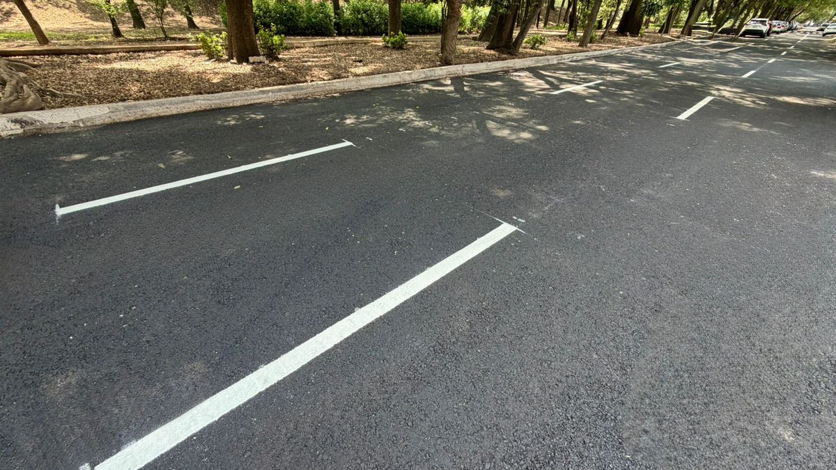 Alcaldia_Coy's tweet photo. 🚧👷‍♀️ #ObraQuePerdura para una mejor movilidad.
En Cerro Capilla de San Miguel, en la colonia Campestre Churubusco, repavimentación 3,858 m² de carpeta asfáltica y reforzamos la señalización vial. Seguimos construyendo calles más seguras, ordenadas y accesibles para todas y todos. https://t.co/WesQQktRqE