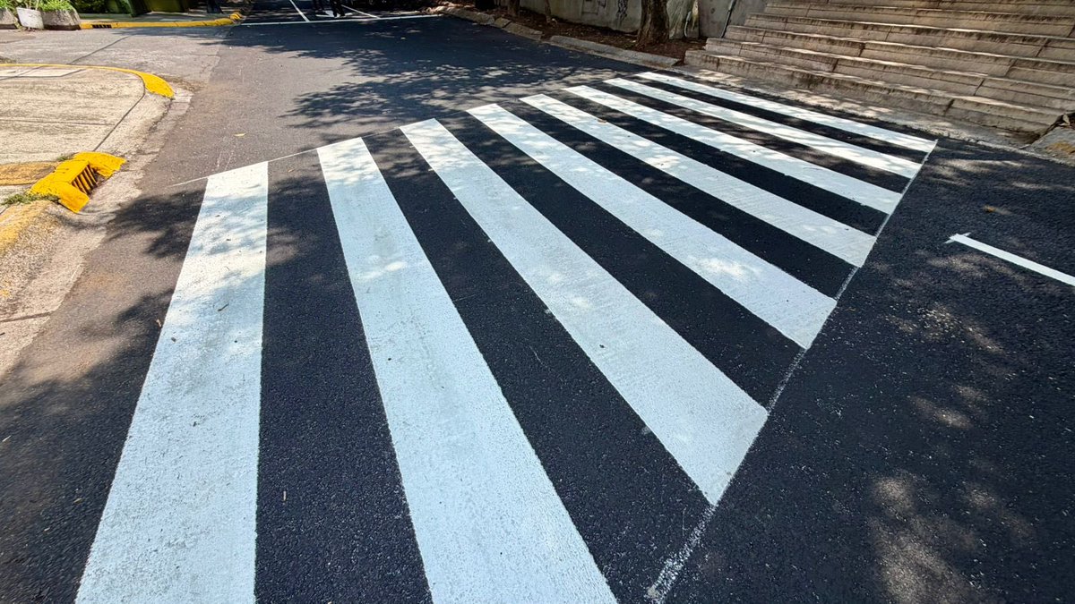 Alcaldia_Coy's tweet photo. 🚧👷‍♀️ #ObraQuePerdura para una mejor movilidad.
En Cerro Capilla de San Miguel, en la colonia Campestre Churubusco, repavimentación 3,858 m² de carpeta asfáltica y reforzamos la señalización vial. Seguimos construyendo calles más seguras, ordenadas y accesibles para todas y todos. https://t.co/WesQQktRqE
