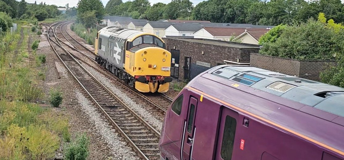 Harrod15S's tweet photo. I could have had 10 guesses at what I could get bombed by for 37508 at Mexborough and fresh out the box 810022 wouldn't have been something id have said but here we are 🫣 #class37 #class810 #trains #EMR #Mexborough https://t.co/u9J2vAD7Cx