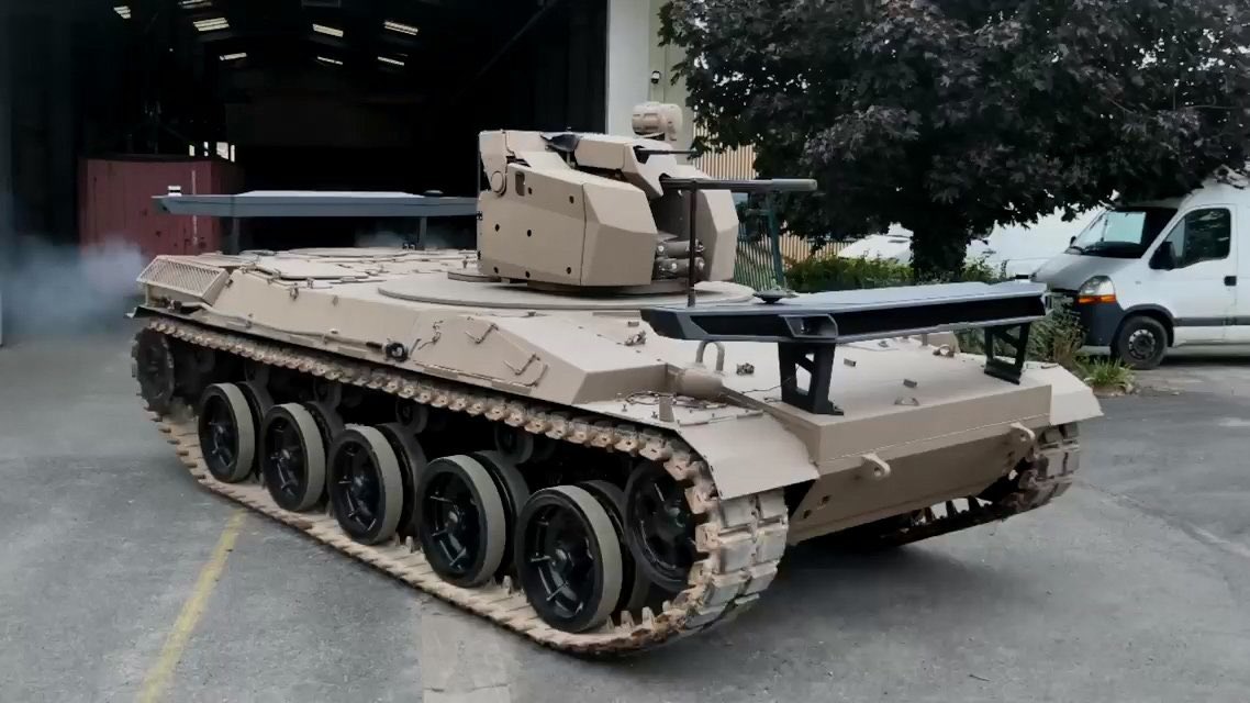 FauteuilColbert's tweet photo. Sur les années 2000 jusqu’au début des années 2010, l’état-major de l’Armée de Terre réfléchissait à l’avenir du char de combat par le concept « Véhicule de Combat de Choc » (#V2C).
➡️ V2C pouvant comprendre une « mule » dronisée (#UGV) pour ouvrir l’itinéraire.
🙄
📸 KNDS. https://t.co/52iUSIV3z3