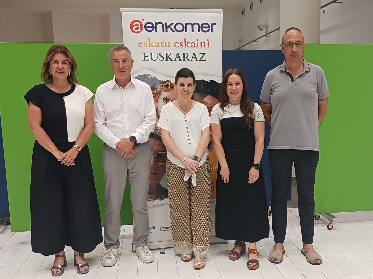 AitziberSA's tweet photo. Tokiko merkataritzan euskara sustatzeko egiten den lana aitortu da @aenkomer|en Euskara Galan.

Euskara egunerokoan erabiltzeko eta indartzeko espazioak behar ditugu; eta, "Eskatu Eskaini Euskaraz" programarekin, erosketetan euskara erabiltzeak saria du.

Zorionak saritu guztiei! https://t.co/IlWC0FMYZ9