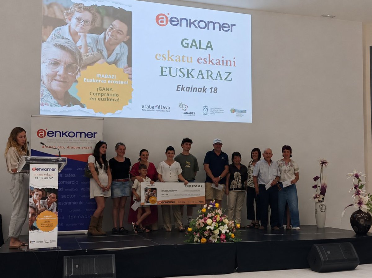 AitziberSA's tweet photo. Tokiko merkataritzan euskara sustatzeko egiten den lana aitortu da @aenkomer|en Euskara Galan.

Euskara egunerokoan erabiltzeko eta indartzeko espazioak behar ditugu; eta, "Eskatu Eskaini Euskaraz" programarekin, erosketetan euskara erabiltzeak saria du.

Zorionak saritu guztiei! https://t.co/IlWC0FMYZ9