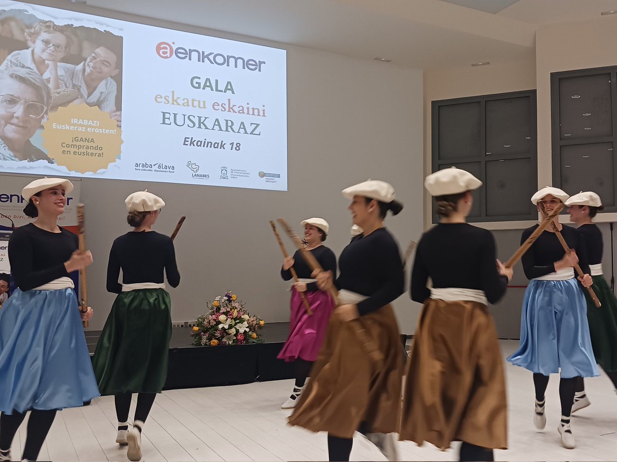 AitziberSA's tweet photo. Tokiko merkataritzan euskara sustatzeko egiten den lana aitortu da @aenkomer|en Euskara Galan.

Euskara egunerokoan erabiltzeko eta indartzeko espazioak behar ditugu; eta, "Eskatu Eskaini Euskaraz" programarekin, erosketetan euskara erabiltzeak saria du.

Zorionak saritu guztiei! https://t.co/IlWC0FMYZ9