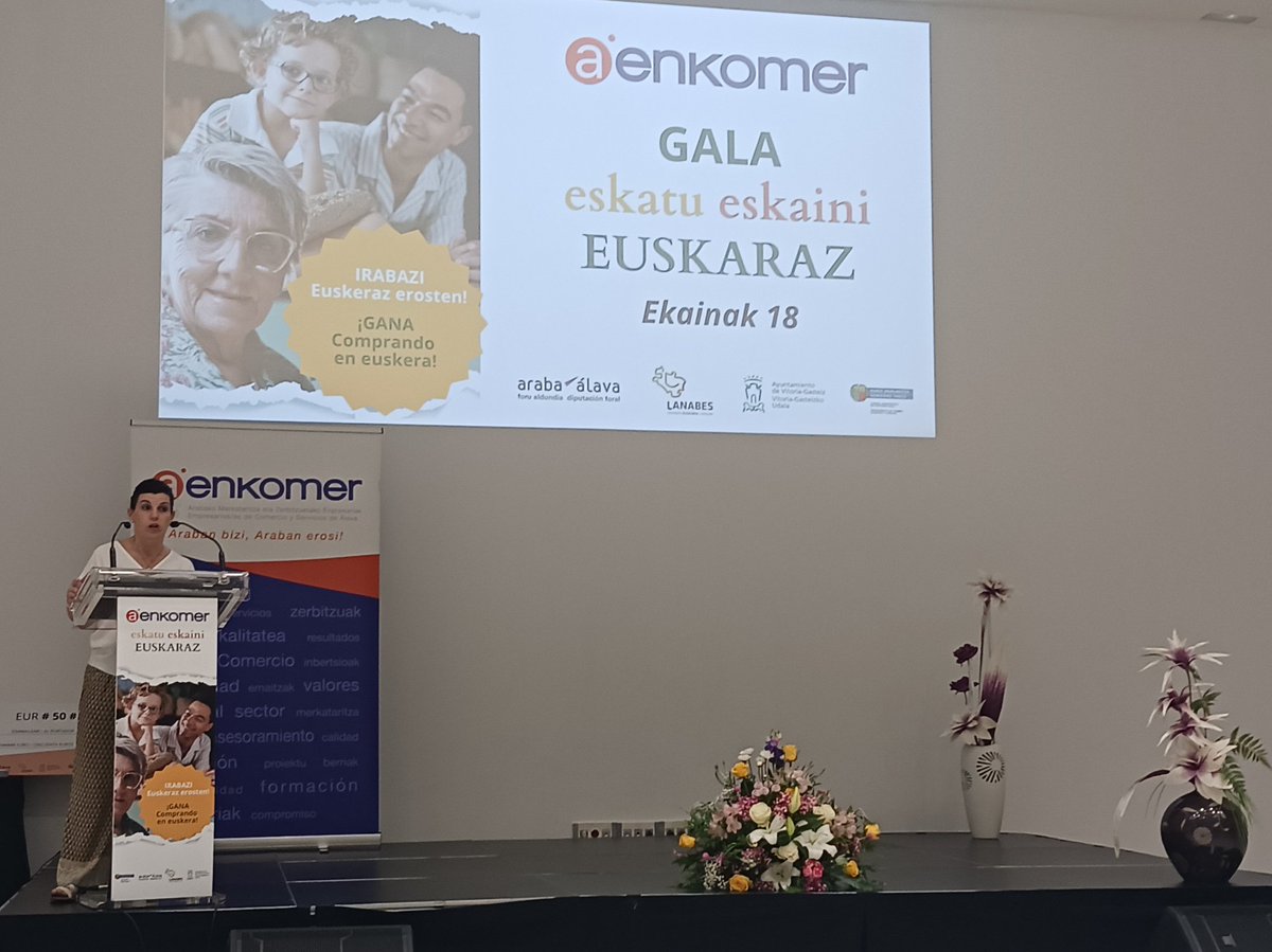 AitziberSA's tweet photo. Tokiko merkataritzan euskara sustatzeko egiten den lana aitortu da @aenkomer|en Euskara Galan.

Euskara egunerokoan erabiltzeko eta indartzeko espazioak behar ditugu; eta, "Eskatu Eskaini Euskaraz" programarekin, erosketetan euskara erabiltzeak saria du.

Zorionak saritu guztiei! https://t.co/IlWC0FMYZ9