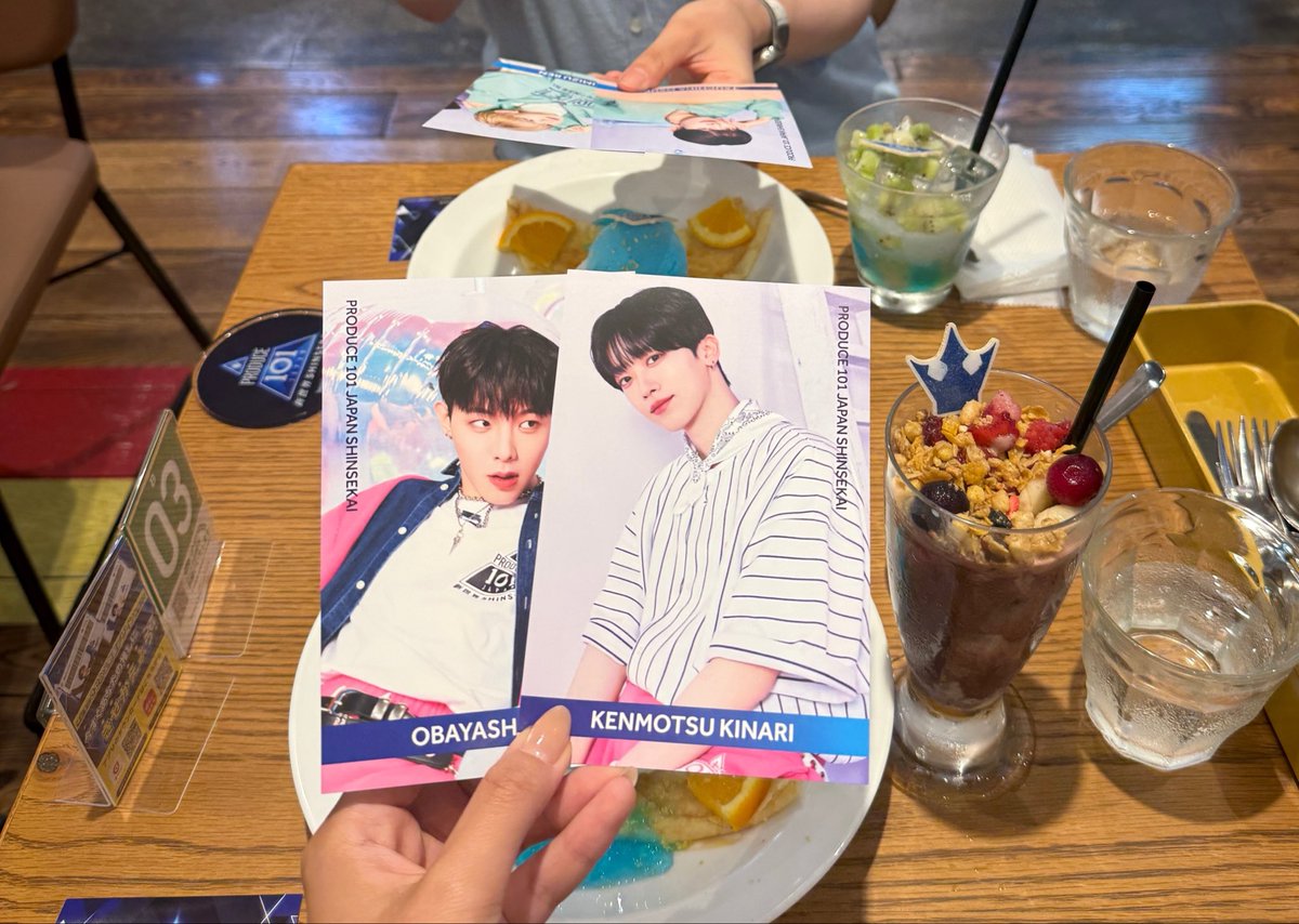 77midzy's tweet photo. プデュ新世界カフェに行ってきた🩵クレープはラムネ味、ドリンクはアサイー➿お値段は新世界価格のご提供🙂慶應Guys恋しいな〜〜と思いながらぱくぱく食べました。#新世界 #produce101新世界 https://t.co/rOWLFqCSBD