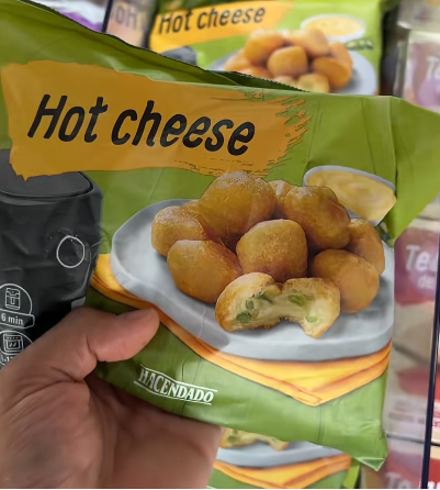 Hipotelab's tweet photo. Las 3 novedades de Mercadona que más están dando que hablar esta semana:

1. Pizza sabor hamburguesa al horno de piedra.
2. Chicken Fries estilo Burger King.
3. Hot Cheese para los amantes del queso fundido.

Cada semana es más difícil entrar a por leche y salir solo con leche. https://t.co/44Dg0sC5PF