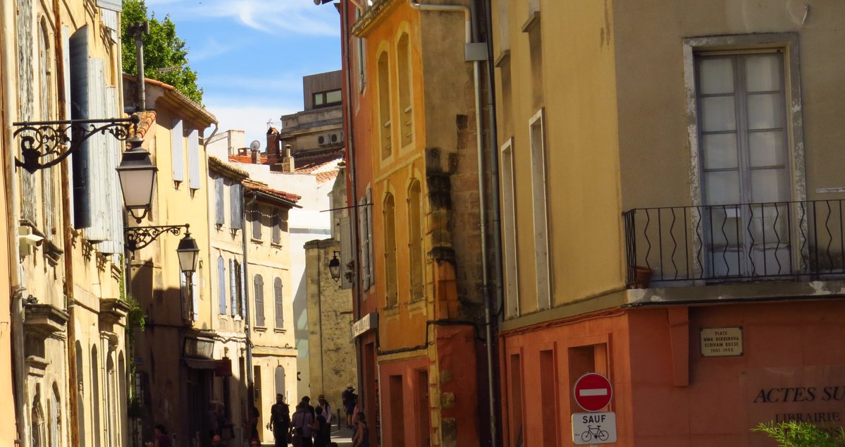 LagrangePointL2's tweet photo. A square in the name of Russian writer Nina Berberova in Arles, Provence, on the bank of the Rhona

P.s. The plaque hangs on the headquarters of the large independent publisher Actes Sud (serious, high-quality lit., translations and books that do not promise an immediate profit). https://t.co/NBKlTjbS6v