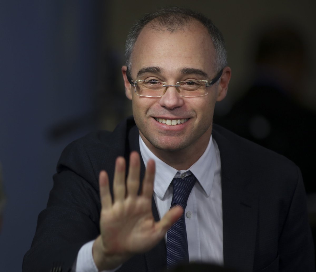 carmelonetobr's tweet photo. Jaques Wagner está por um fio e pode ser preso: Mendonça já avisou que o mínimo vacilo nas medidas cautelares resulta em prisão preventiva na hora. O ministro do STF ainda proibiu o líder do Lula de manter qualquer contato com outros investigados ou fazer negócios com alvos da operação.
