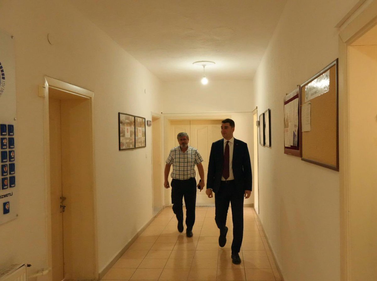 TCsindirgi's tweet photo. 📍İlçe Müftülüğü

Kaymakamımız Doğukan Koyuncu; ilçemizde yaşanan depremler sonrası yeni yeri olan Perihan Hafız Kuran Kursu binasına taşınan ilçe müftülüğümüzü ziyaret ederek, müftü Sami Türkel’den yapılan çalışmalar hakkında bilgi aldı. https://t.co/Hh6xYjPS8I