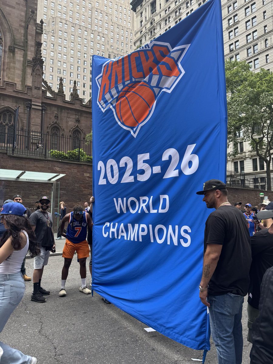 TheKnicksWall's tweet photo. THE CHAMPIONS OF THE WORLD https://t.co/qj7nJeiIhx
