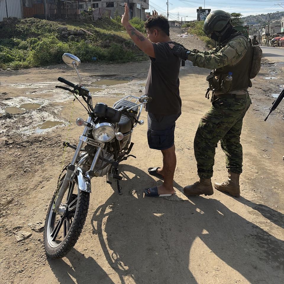 FFAAECUADOR's tweet photo. #Guayaquil | Las @FFAAECUADOR a través de la #FTCG, ejecutaron operaciones #CAMEX en el distrito Pascuales, donde se retuvieron motocicletas que no contaban con la documentación legal correspondiente. Se siguieron los protocolos de ley correspondientes.
#FFAAContigo #FTCG https://t.co/v31mSFIX2n