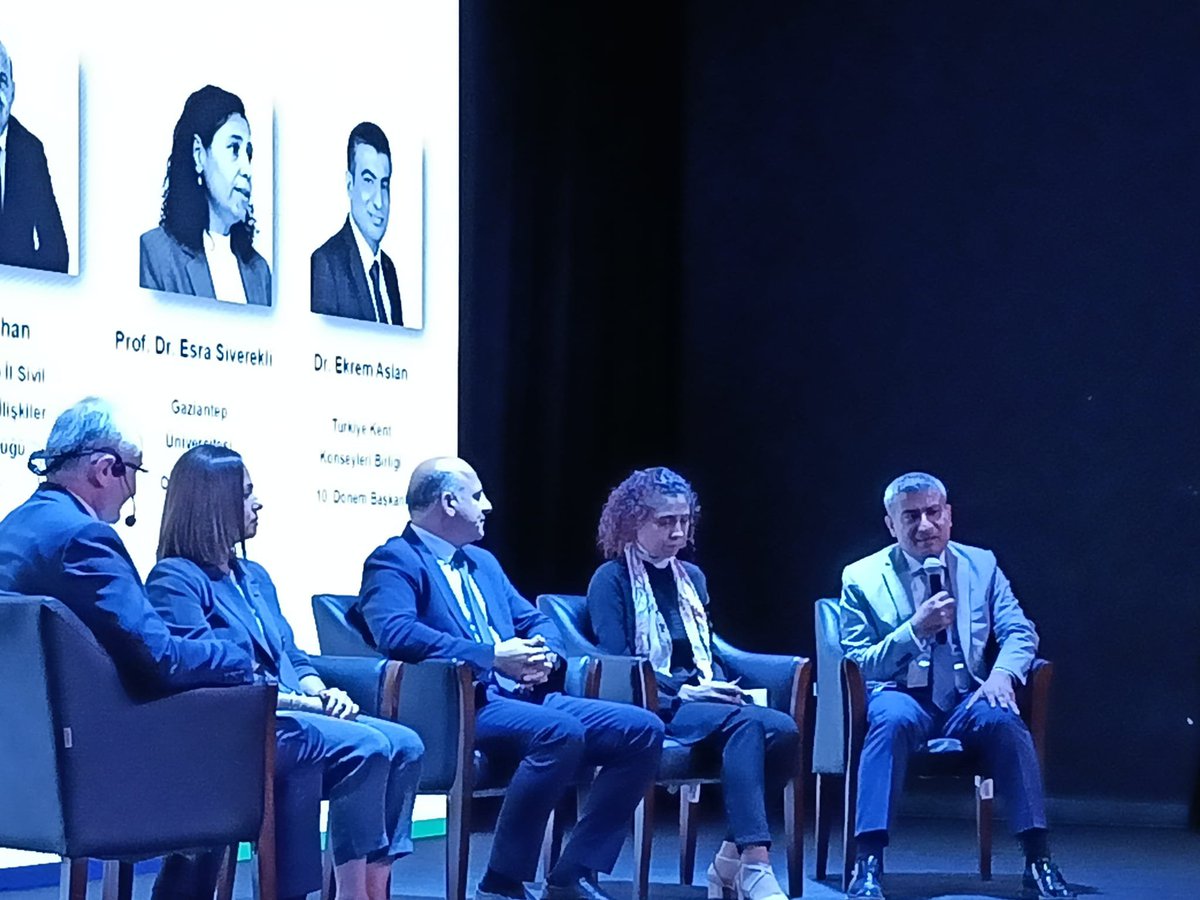 eaekremaslan's tweet photo. 📍 Gaziantep Sivil Katılım Zirvesi

 Başta Gaziantep Büyükşehir Belediye Başkan vekilimiz Sayın Zehra Ünal, Avrupa Birliği Türkiye Delegasyonu, UNDP Türkiye, Türkiye Belediyeler Birliği ve İçişleri Bakanlığı Sivil Toplumla İlişkiler Genel Müdürlüğü temsilcileri olmak üzere çok sayıda üst düzey yöneticinin katılımıyla gerçekleştirilen Gaziantep Sivil Katılım Zirvesi'nde, “Katılım Hikayeleri ve Gaziantep'te Sivil Katılımın Ruhu” panelinde yer alarak; Gaziantep Kent Konseyinin ortak akıl ve çok paydaşlı yönetişim anlayışına katkılarını,  Gaziantep Büyükşehir Belediyemizin Sayın Başkanımız Fatma Şahin'in vizyoner liderliğinde, katılımcı demokrasi yaklaşımı doğrultusunda hayata geçirdiği yenilikçi uygulamaları ve yerel yönetişim alanındaki başarılı uygulamaları paylaşma imkânı bulduk.
Bu anlamlı organizasyonda emeği geçen tüm paydaşlara teşekkür ediyor, ortak akıl ve katılımcılık temelinde daha güçlü şehirler inşa etmeye devam edeceğimize inanıyoruz.
@FatmaSahin

#Gaziantep #GaziantepSivilKatılımZirvesi #KatılımcıDemokrasi #YerelYönetişim #GaziantepBüyükşehir #GaziantepKentKonseyi #SivilKatılım #OrtakAkıl #UNDP #AvrupaBirliği