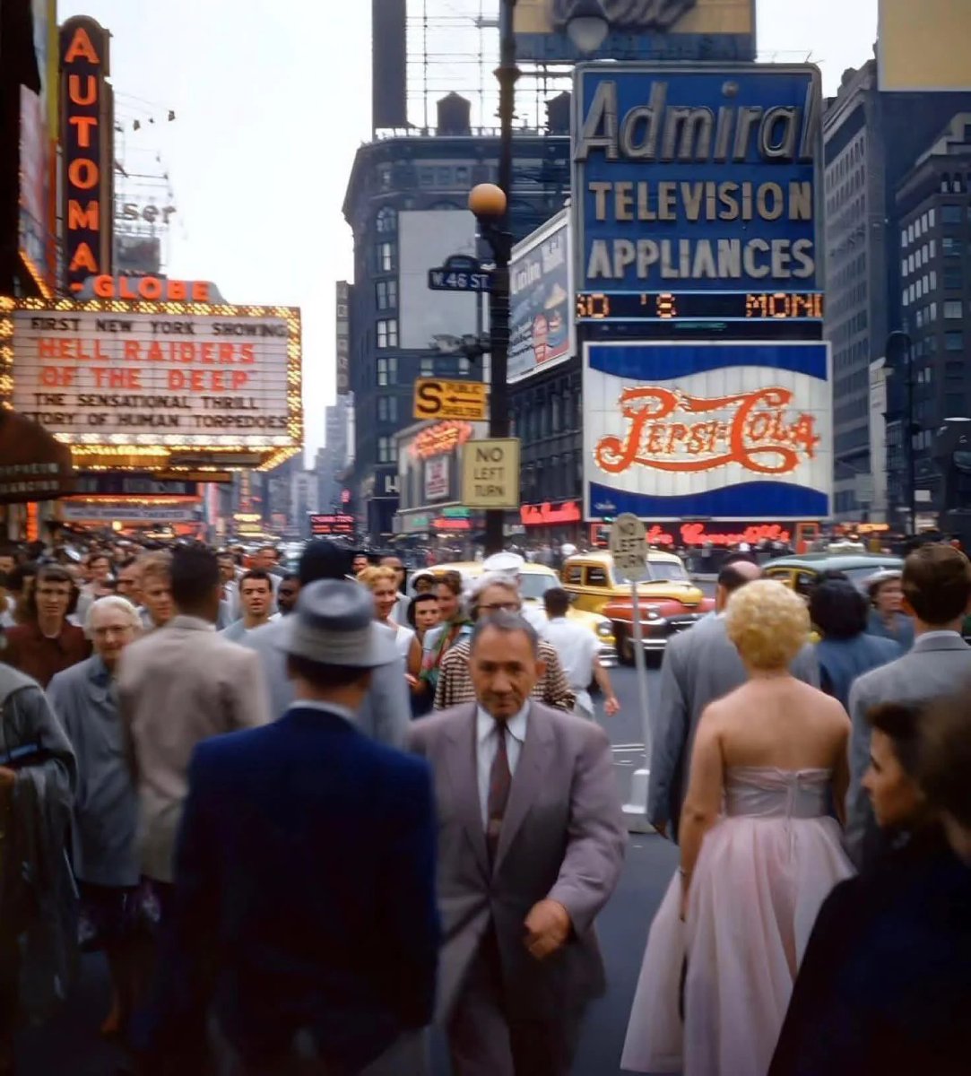 oldmedia's tweet photo. Times Square, New York City (1953) https://t.co/BAbyr3mXCD