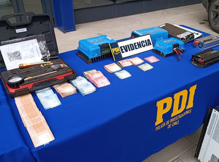 AoLaonline's tweet photo. 🚨LOS ANDES: PDI desarticula peligrosa organización criminal dedicada al robo de baterías de litio y cable de cobre https://t.co/BqFwc0epQs a través de @AoLaonline https://t.co/QLVPeytBqY