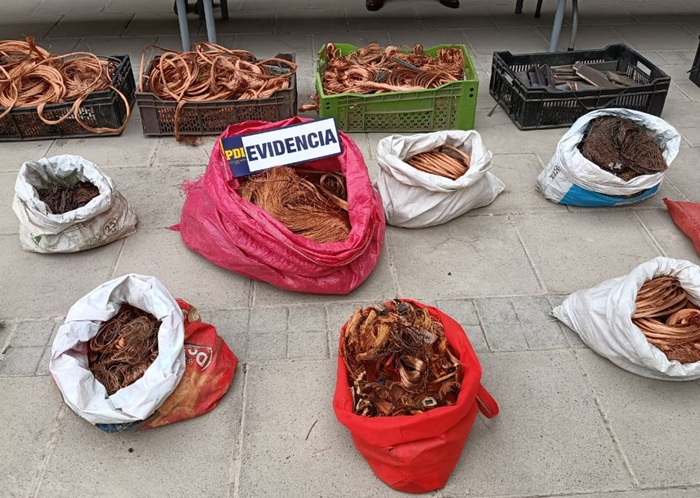 AoLaonline's tweet photo. 🚨LOS ANDES: PDI desarticula peligrosa organización criminal dedicada al robo de baterías de litio y cable de cobre https://t.co/BqFwc0epQs a través de @AoLaonline https://t.co/QLVPeytBqY
