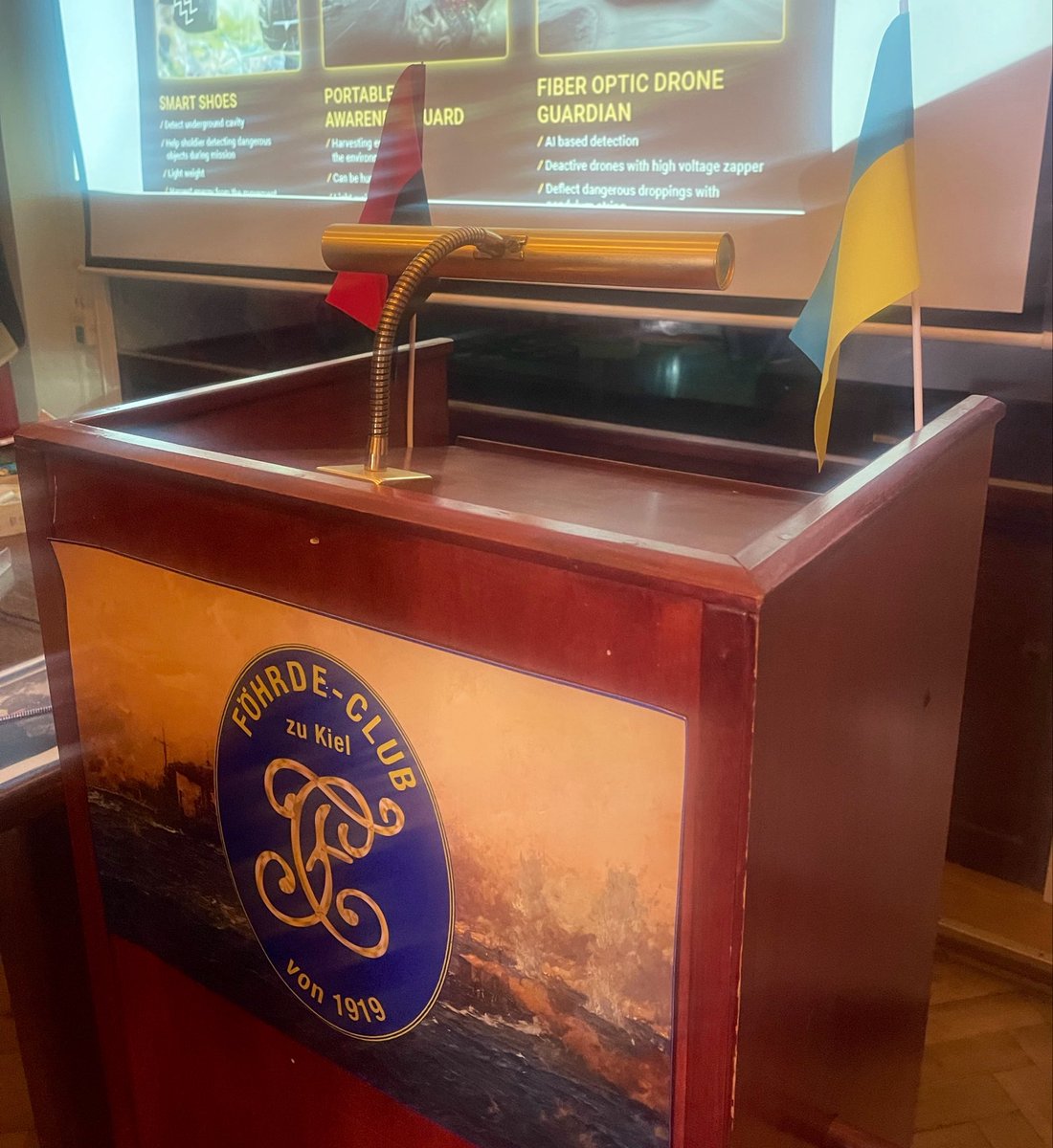 Grnfink2's tweet photo. Im Föhrde Club Kiel trugen heute zwei ukrainische Soldaten zur Lage an der Front vor. 
Auszüge:
- Koreanische Soldaten: Sie seien immer noch da, würden aber oft die „freiwillige Gefangenschaft“ wählen. Dann sogar den Ukrainern im Hinterland helfen. Sie sprechen nur koreanisch.
1/ https://t.co/tUs43wSSfm