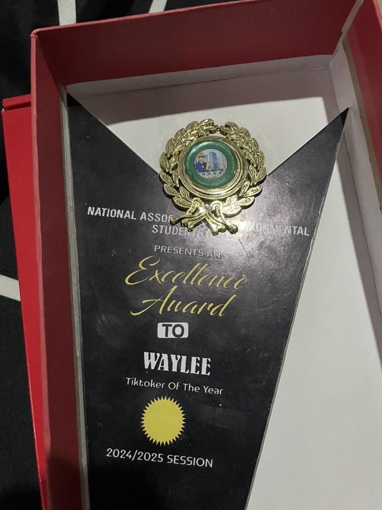wayleehq's tweet photo. Sophomore. https://t.co/NMC6sATDrx