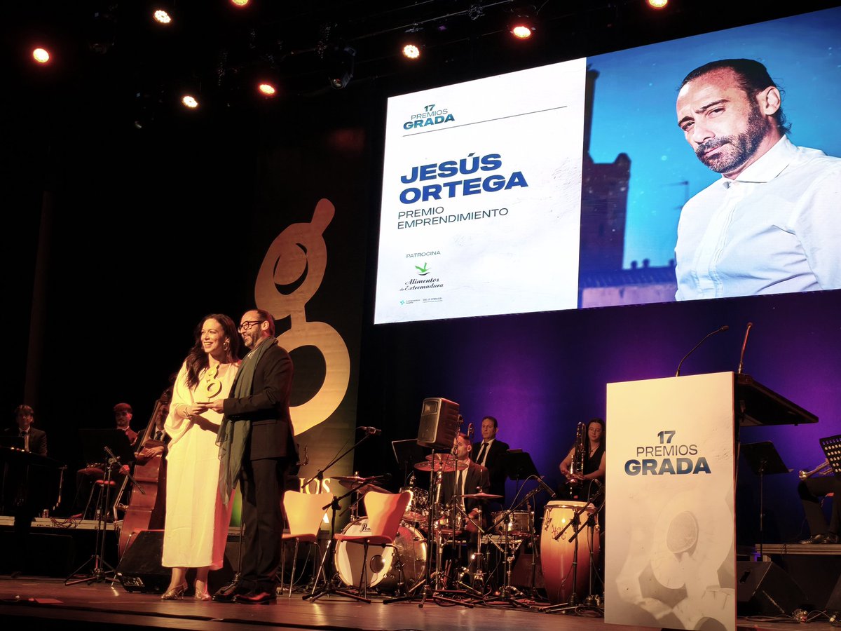 revistagrada's tweet photo. @Aso_PMR @caixabank @Wazo_Coop 🚀  El Premio Grada al Emprendimiento es para Jesús Ortega. 

En nombre de @e_avante entrega el galardón @Sara_GEspada, consejera de salud y atencion a la dependencia.

#XVIIPremiosGrada https://t.co/Ll8kVrhR3w
