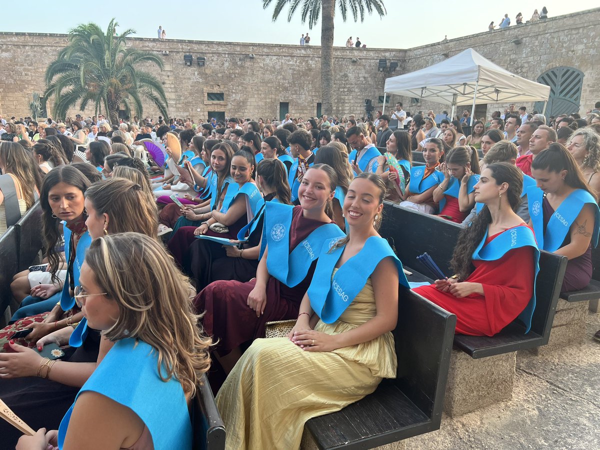 CESAG_'s tweet photo. Hoy celebramos la graduación de los estudiantes de Educación, Comunicación, CAFyD y Máster de Profesorado en Ses Voltes. ¡Enhorabuena a los nuevos graduados! ❤️ https://t.co/9FOjH8icKj