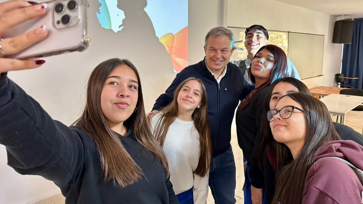 CascallaresPJ's tweet photo. SEMANA DEL FUTURO DE NUESTRA UNIVERSIDAD

🎓🏫 Junto a @paulaeichel y @pmdomenichini recorrimos el Campus de nuestra @unaboficial donde miles de estudiantes secundarios tienen la oportunidad, hasta mañana viernes 19 de junio inclusive, de conocer las carreras y vivir de cerca la experiencia universitaria de la mano de la "Semana del Futuro".

#BrownConVos