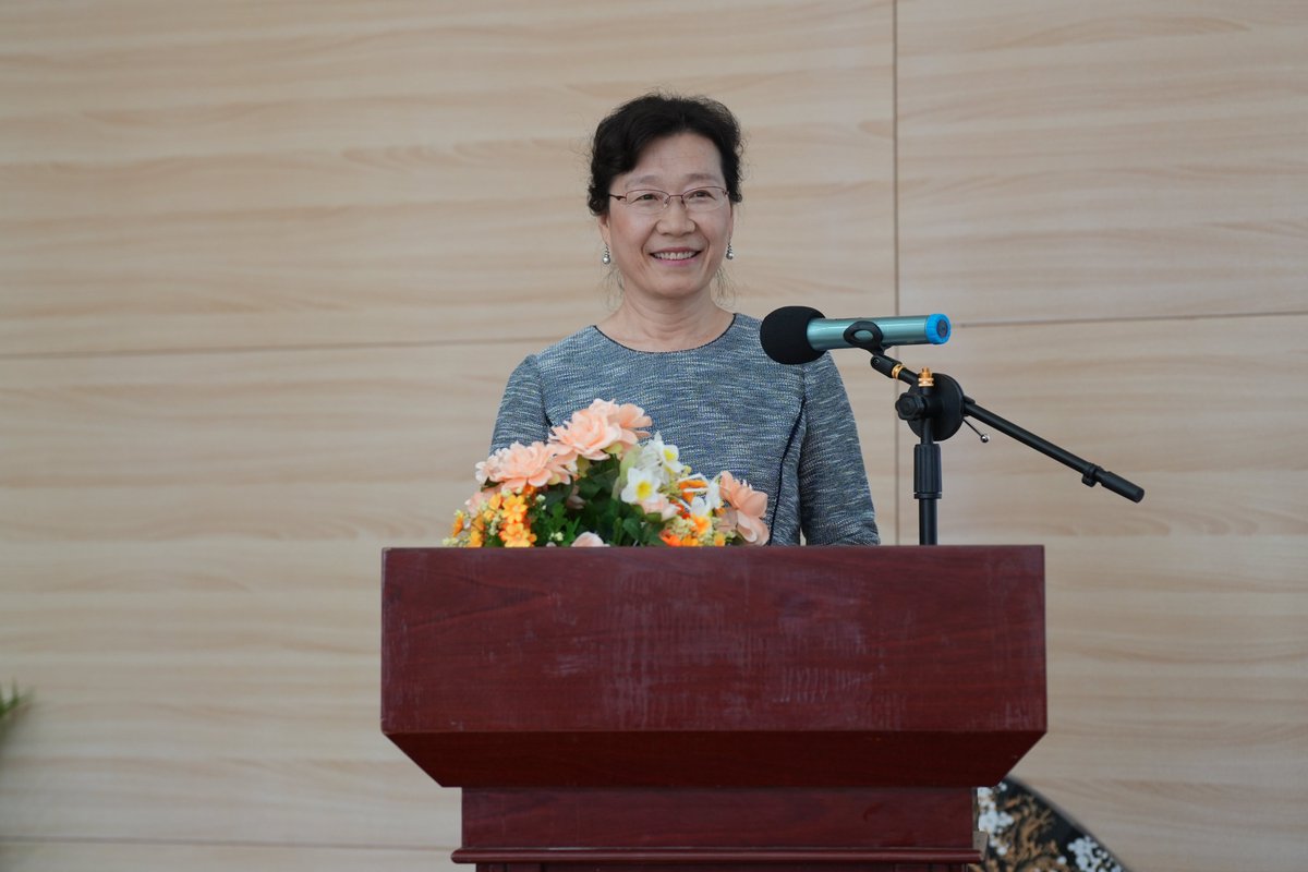 Embcnmoz's tweet photo. No dia 18 de junho, S.E. a Embaixadora da China em Moçambique, Zheng Xuan, participou, a convite, na atividade cultural de celebração do Festival Duanwu 2026, organizada pelo Instituto Confúcio da Universidade Eduardo Mondlane, e proferiu um discurso. Estiveram presentes o Presidente da Liga Parlamentar de Amizade Moçambique-China, Sérgio Pantie, o Diretor da Direção para a Ásia e Oceânia do Ministério dos Negócios Estrangeiros e Cooperação de Moçambique, Embaixador Matsinhe, o Vice-Reitor da Universidade Eduardo Mondlane, Sidat, bem como mais de 200 docentes e estudantes do Instituto Confúcio.