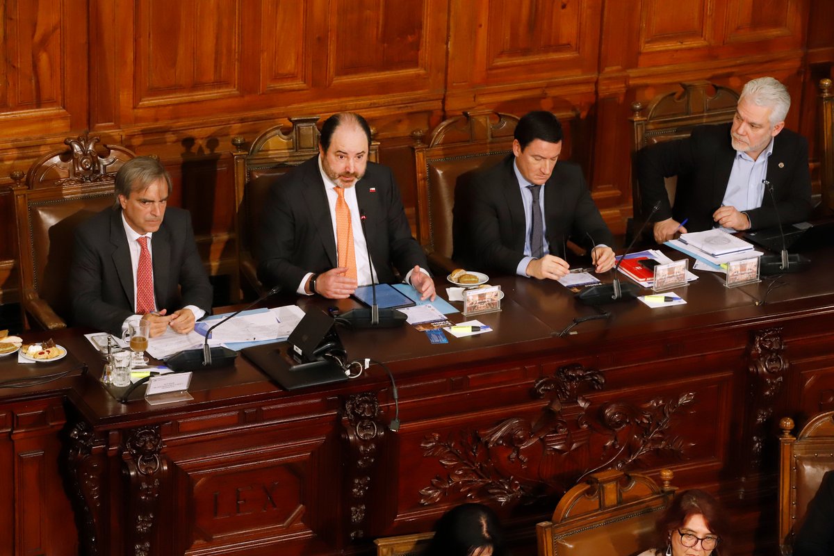 MintrabChile's tweet photo. El ministro del Trabajo y Previsión Social, Tomás Rau, participó del Seminario de Empleo Público organizado por la Comisión de Trabajo del @Senado_Chile .

El encuentro reunió a centros de estudio, académicos, autoridades de Gobierno y representantes de los trabajadores del sector público, con el objetivo de generar un diagnóstico común y explorar puntos de acuerdo para avanzar en cambios institucionales.