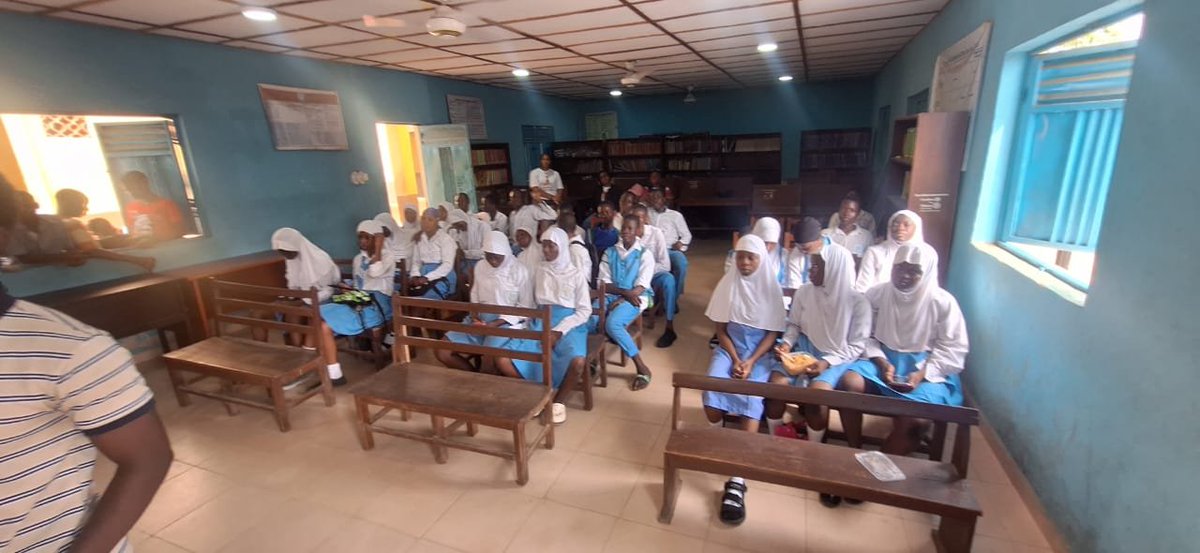 Rcvi22's tweet photo. The Rotary Club of Victoria Island, District 9112, with Clean Waves Nigeria, has concluded the Plastic Pop-Up initiative at Lafiaji Senior High School, Lagos Island to promote environmental sustainability and responsible plastic waste management. https://t.co/nojjbuZi37