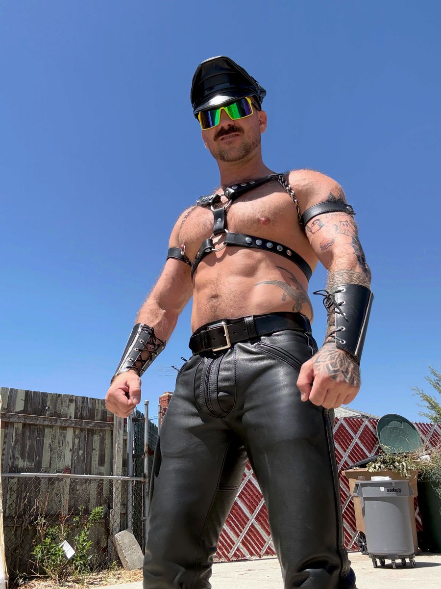 JaysonParker801's tweet photo. In fucking love with these pants https://t.co/YoIQf2kCqs