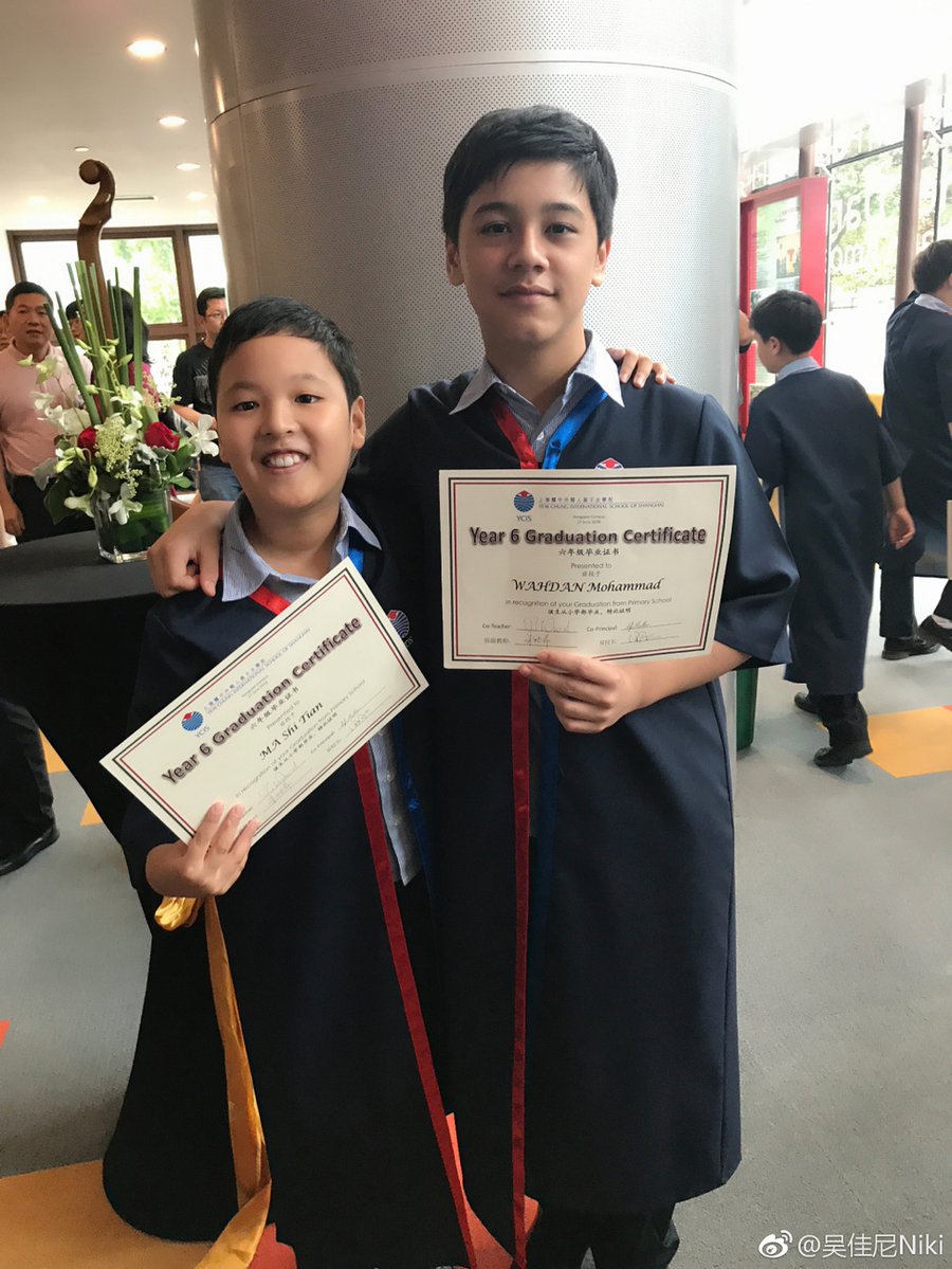 s0ulxx1's tweet photo. Walking across the stage with my diploma in hand u0026 4 years of weird, wonderful memories in my heart. This chapter closes, but so many more are waiting to be written! ， https://t.co/Q9abVrWx1d
