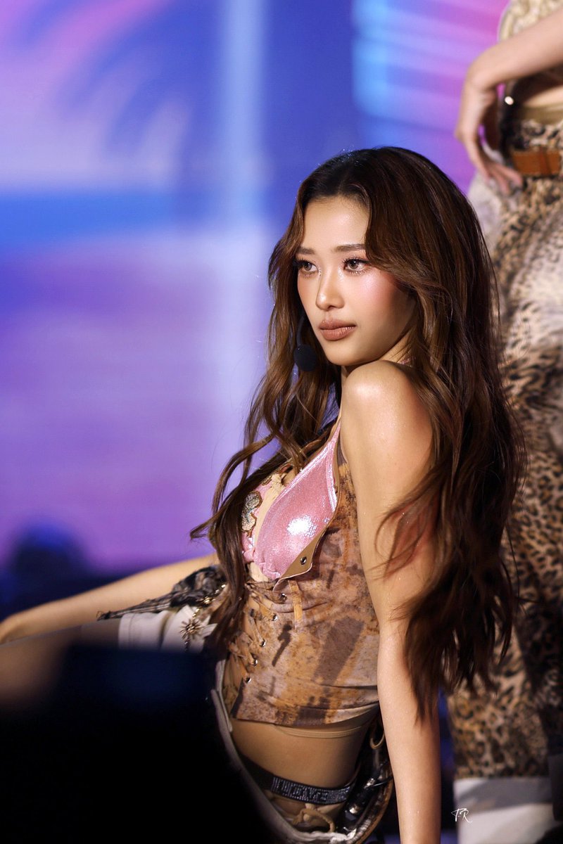 fiilmsss's tweet photo. every photo i see of her during this performance at bbff got me smitten https://t.co/14EkaXOipE